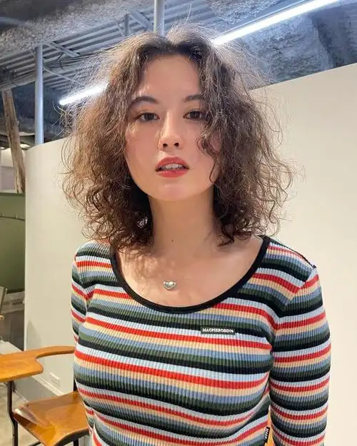 无论您选择哪种全头烫小卷发型,都要记得展现自信的笑容,因为自信和