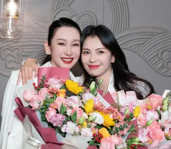 秦海璐刘涛甜蜜拥吻,连续8年为刘涛庆生.一直幸福快乐下去!