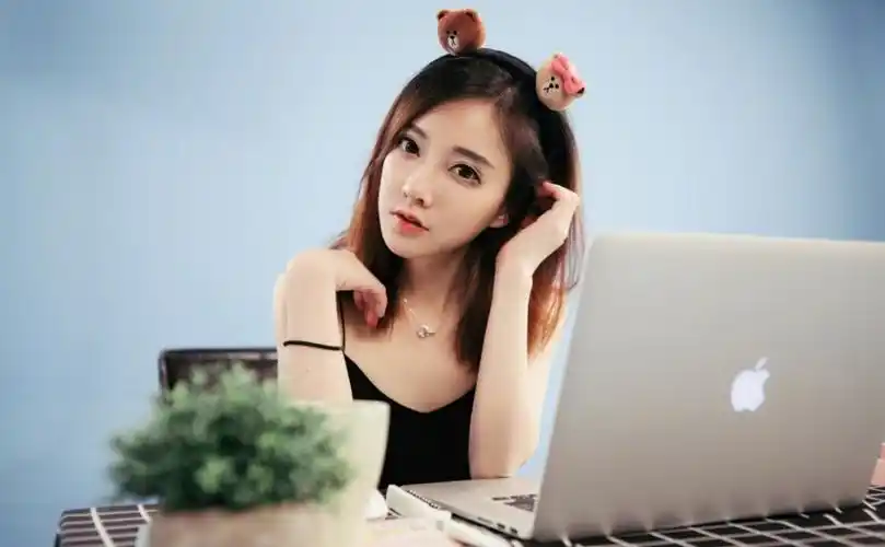 美女主播冯提莫变清纯女仆 小露香肩雪肤抢镜