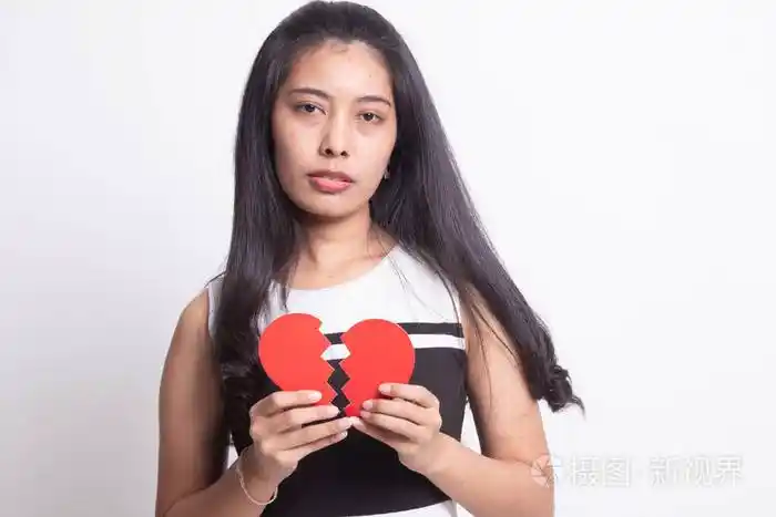 美丽的年轻的亚洲女人心碎了