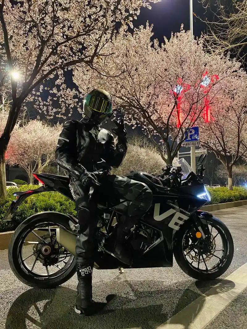 早点睡,真的没人懂你凌晨两三点的心事.#机车摄影 #夜骑 #氛围感