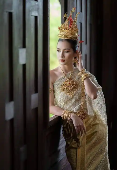 身穿泰式服装的美女模特,展现出来的异域时尚和时尚气质,让人心动