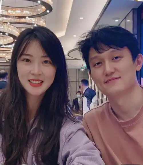 惠若琪与老公一起点蜡烛庆生,女儿坐玩偶上手舞足蹈,超像爸爸|惠若琪