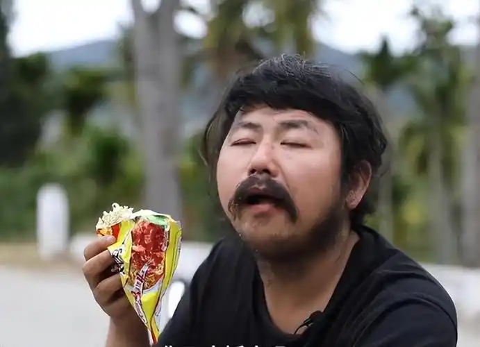 回顾跪地的巨人胡雷身残流浪20年靠拾废品捐款100万帮500孩子