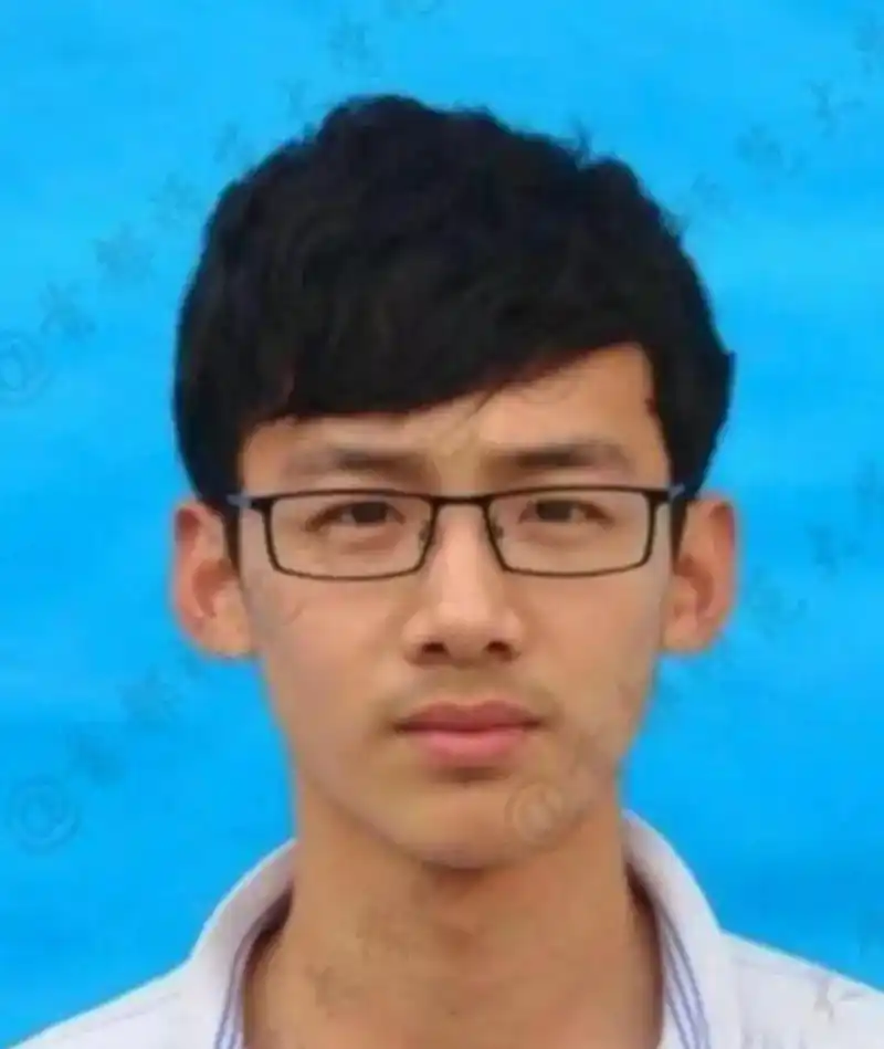 有人对白敬亭的素人时期和现在的形象有所不认同,认为明星还是得靠