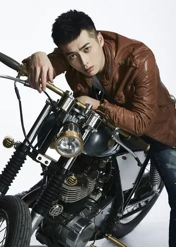 韩承羽曝酷帅写真化身机车boy荷尔蒙爆棚