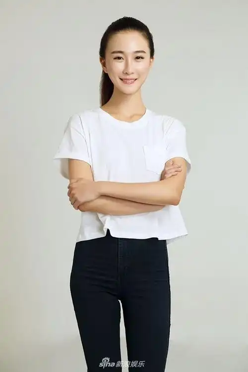 演员冯齐全新写真曝光 白色t恤尽显简约风