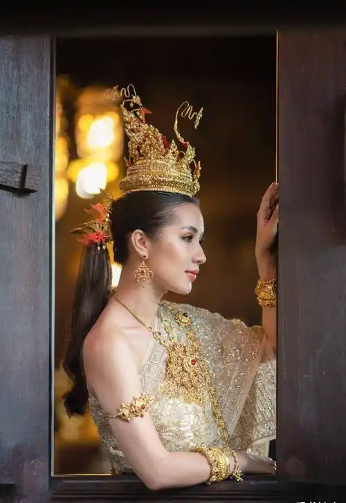 身穿泰式服装的美女模特,展现出来的异域时尚和时尚气质,让人心动