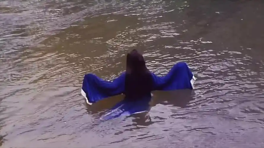 去洗手间的路上,我们可以看见一个穿蓝色长褂的长发女鬼附在他身上