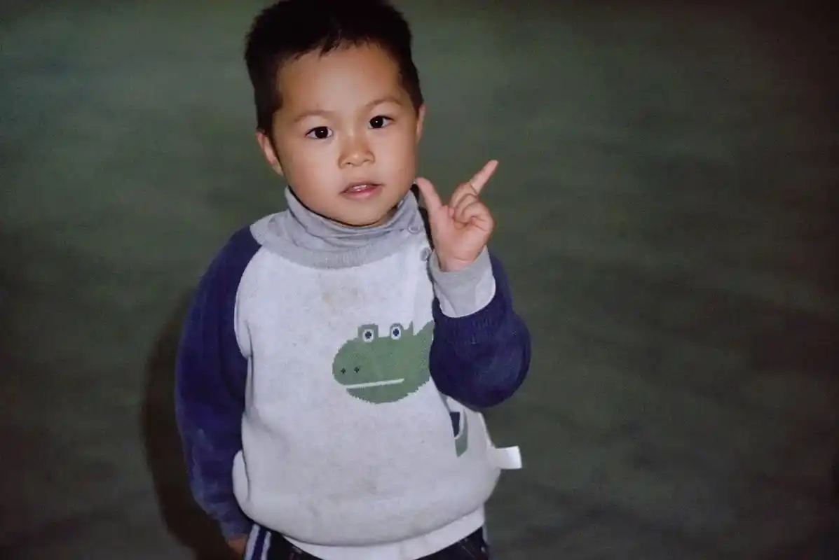 爱拍照的小男孩们(来自陌生姨姨的随拍～～)#儿童摄影 #萌娃 - 抖音