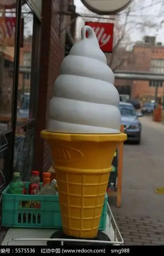 超大的冰激凌塑料模型