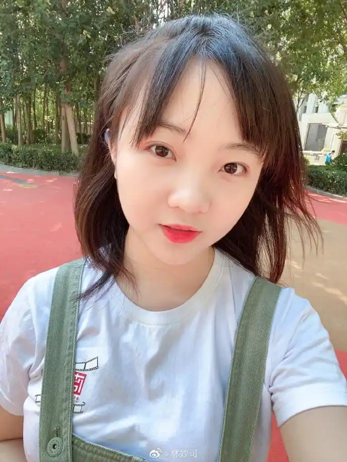 林妙可晒自拍近照化淡妆皮肤白皙青春气息十足