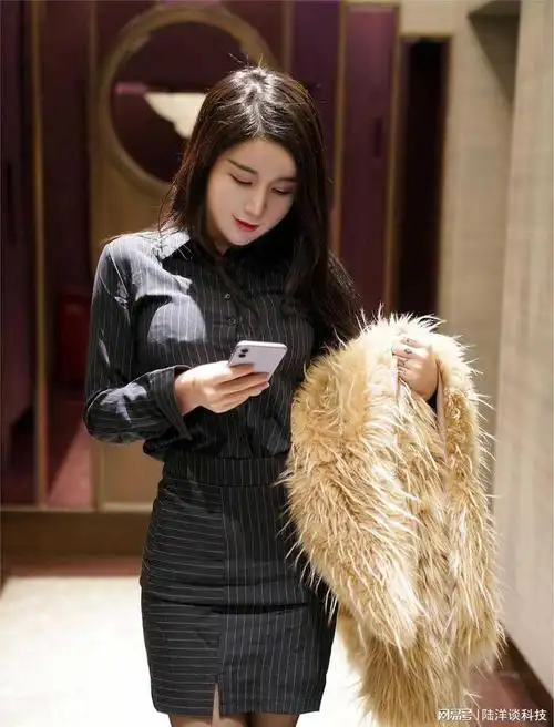 动作优雅得美女尽显成熟女性的独特韵味