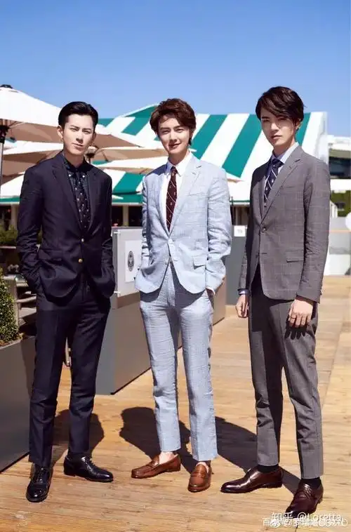 官鸿官方身高184,人高腿长妥妥的,他头身比不佳的主要原因,就是头太