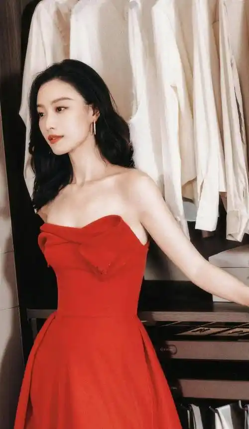倪妮新营业美照,穿抹胸红裙优雅迷人,长卷发慵懒又明艳_红色_玉墨