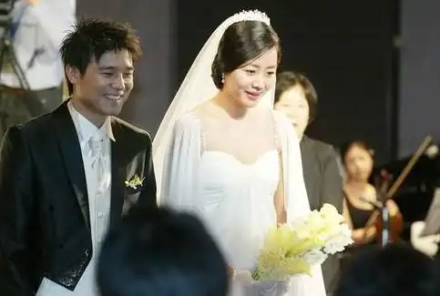 根据韩国媒体报道,日前韩国职业高尔夫选手金贤珠和其歌手兼演员的