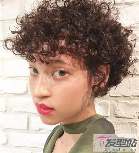 爆炸卷,是指通过烫发,使得整头发都爆炸起来的造型,爆炸卷的特点就是