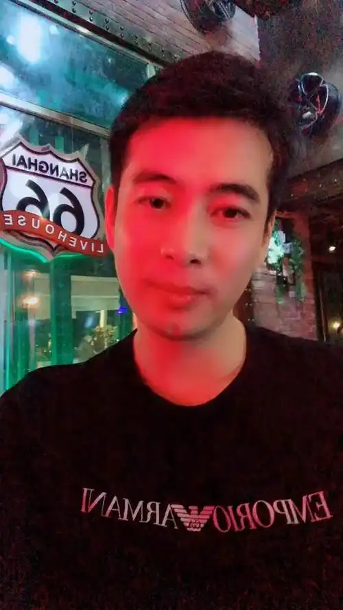 高帅富男神旅游时尚自拍照潮流成熟男士朋友圈素材形象照