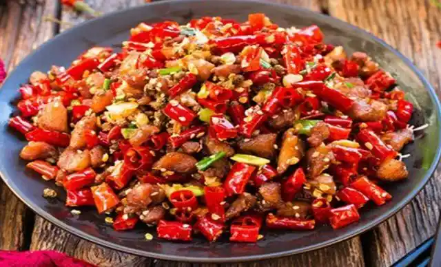 大家好,今天为大家介绍一道名菜辣子鸡,辣子鸡是川渝地区的经典传统