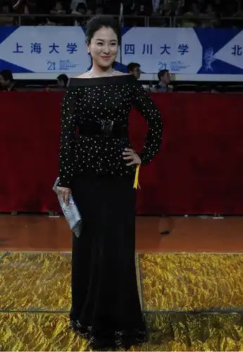 沈傲君的身材比例真让人羡慕,穿上一身黑裙之后,却带着魅惑感