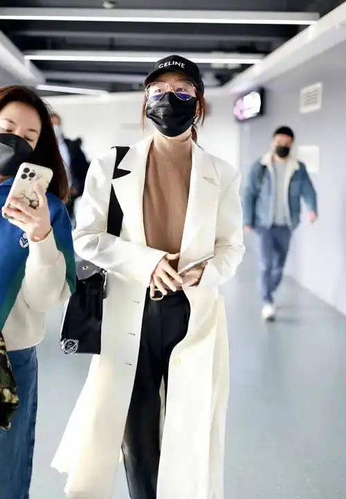 王鸥现身机场,一袭长裙搭配黑色皮裤,飒爽又好看