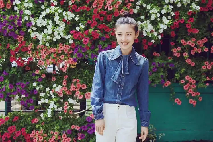 吴倩春日休闲出街 蓝衣白裤清新感爆棚