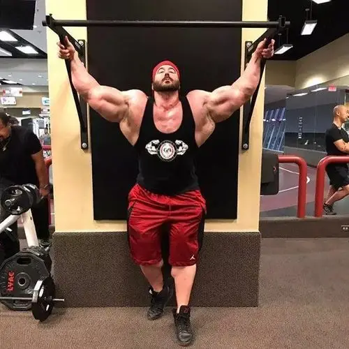 从瘦竹竿变身"地球上最大的肌肉男"!连厕所都装不下了!