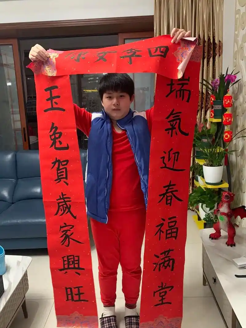 儿子写的对联己贴上,准备过年了06!#贴春联贴福气 #手写对 - 抖音