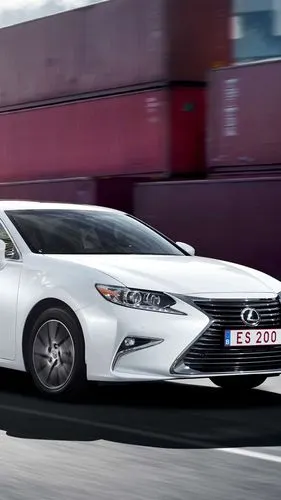雷克萨斯es200白色轿车在港口高速iphone壁纸