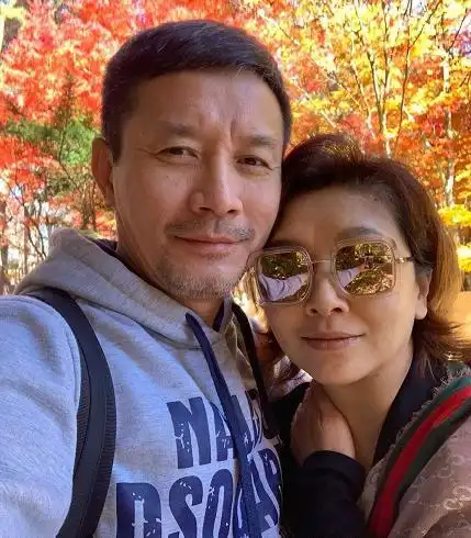 中戏99届同学聚会罕曝光44岁于小伟依旧帅气于震喝到脸通红