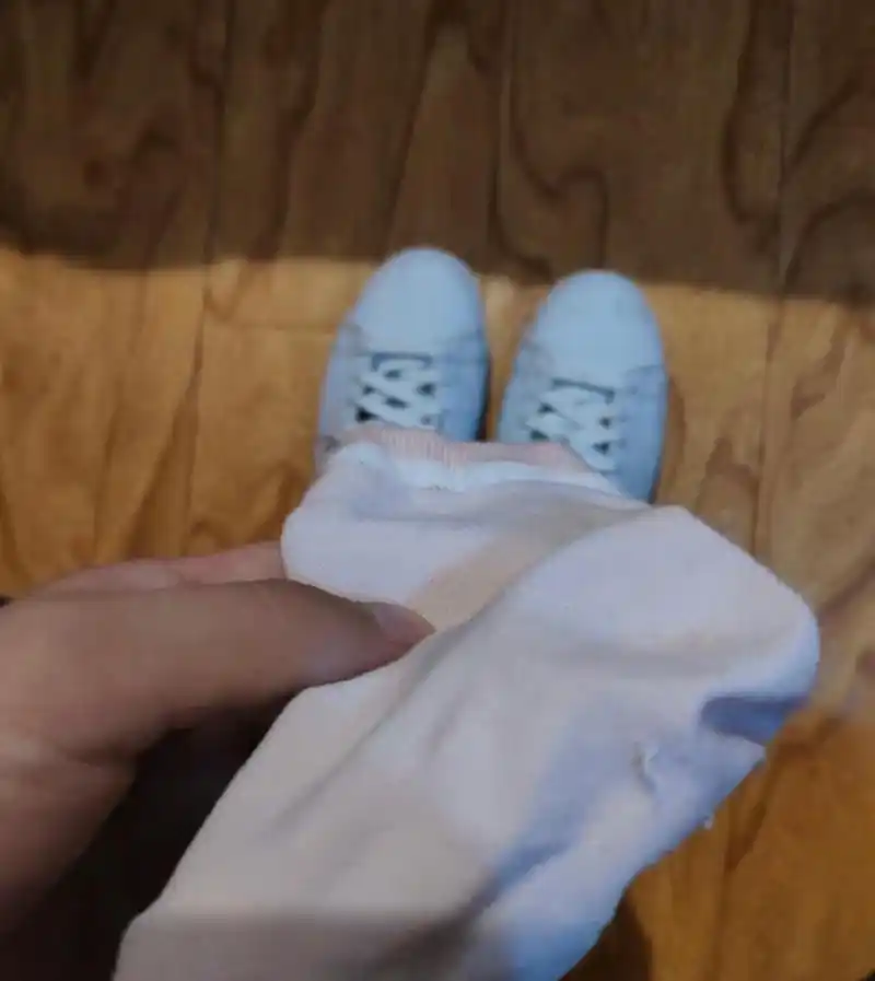 女朋友的鞋子和袜子真的好香,难道女生的脚都是香香的吗?