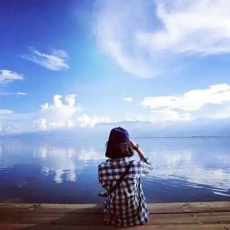 头像女生清新背影海边