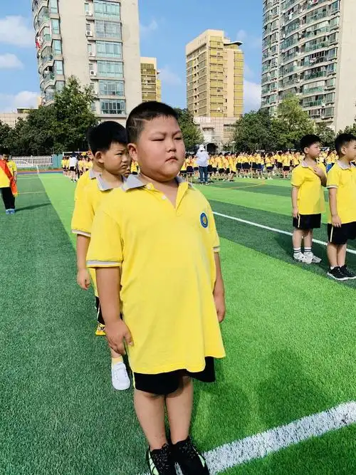 抬头挺胸,很有气势吧.