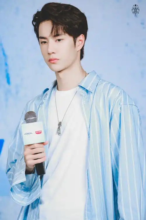 181016 欧莱雅直播 @uniq-王一博 蓝色条纹衬衫清清爽爽 cr:logo