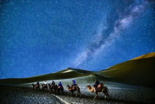 星空下的鸣沙山