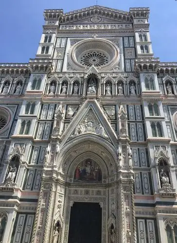 圣十字大教堂,是广场上的又一个主要建筑.