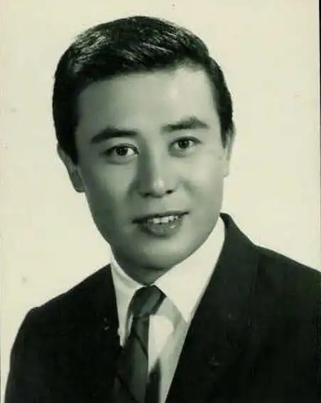 关山一生风流倜傥,年轻时有着初生牛犊不怕虎的劲头,因为看了电影《人