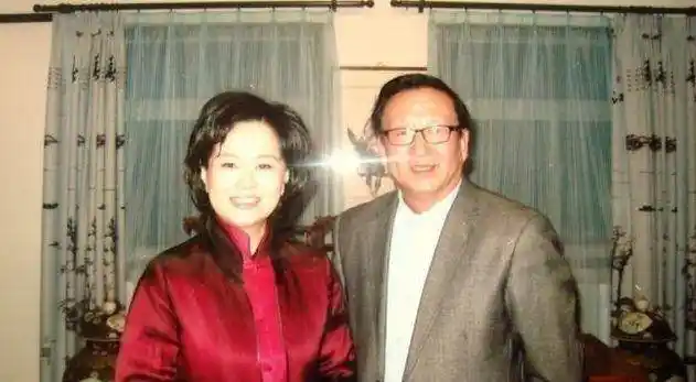 鞠萍的第二任丈夫杨朔,不顾鞠萍离异过还带着一个拖油瓶,还是对鞠萍