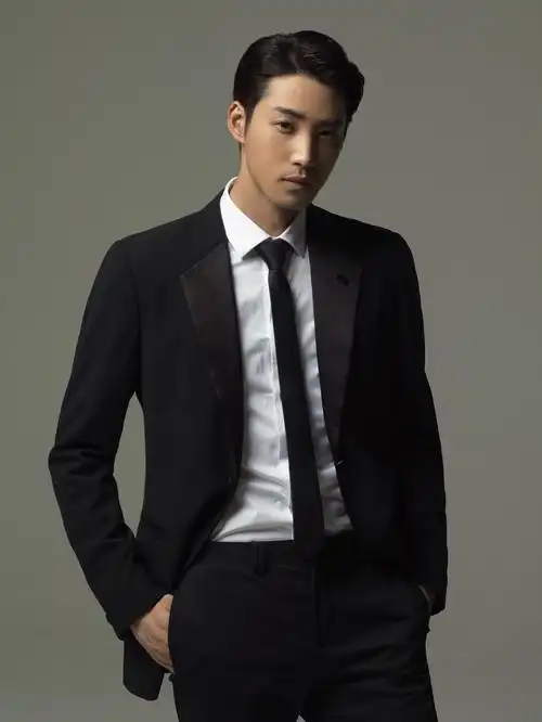 照片中庞瀚辰身穿西装,搭配精心打理的发型,向大家展示出成熟自信的"