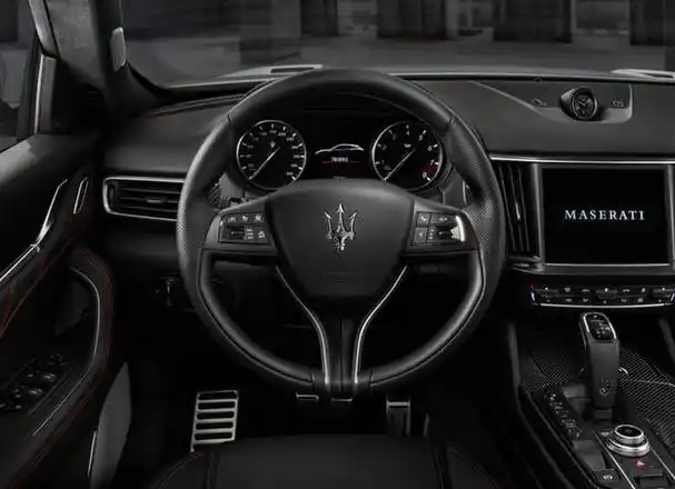 看完了外观上,接下来就到了车的里面了,这款玛莎拉蒂kubang在车里面的