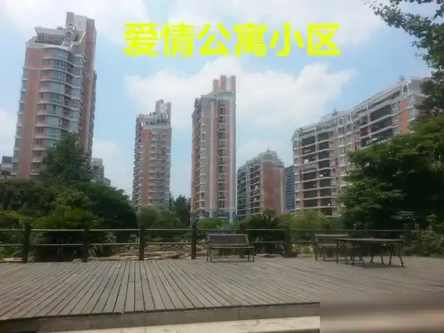 爱情公寓这部剧不是在小区拍摄的看到真实的场地后网友被骗了10年