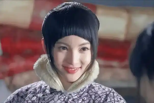 出演《无心法师》的时候,金晨的脸圆圆的,现在的脸是又小又尖.