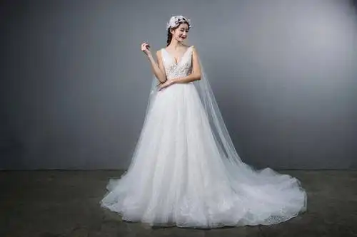 让你惊艳全场~ 不管是衣服还是婚纱,v领设计都是很适合微胖女生的