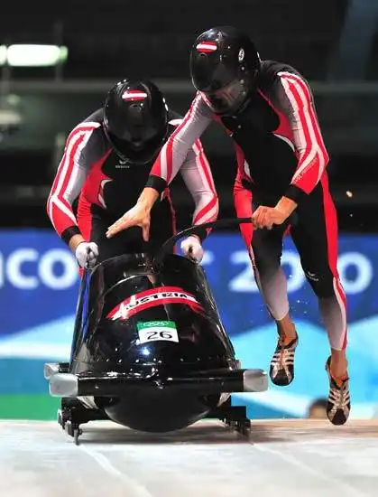 图文-冬奥会有舵雪橇男子双人赛 向终点进发