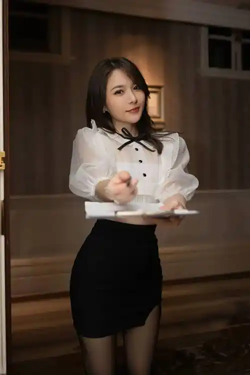 纯净白色调搭配紧身包臀裙尽显职场女性的干练与优雅