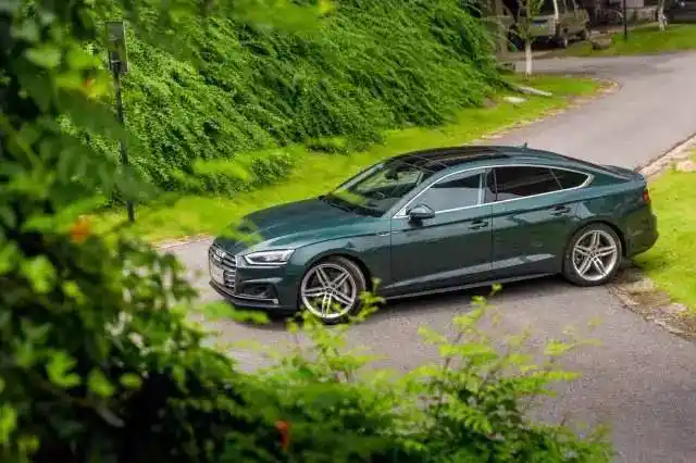 无论是行走在繁华的城市还是往来于寂静的乡村,专属于全新奥迪a5的