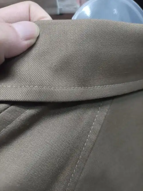 仔仔深卡其短款风衣仔细看了一下发现风衣有瑕疵