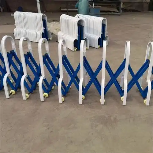 钢管式伸缩路障学校公园排队口轮式活动护栏蓝白警示临时围栏厂家
