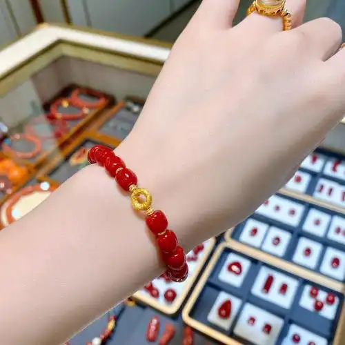 据说,中国古代历代皇帝一出生就会佩戴上红珊瑚,象征着祈福驱邪,大富