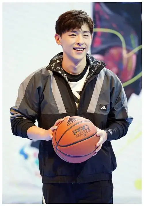 邓伦一袭运动装现身活动,手拿篮球男友力超man